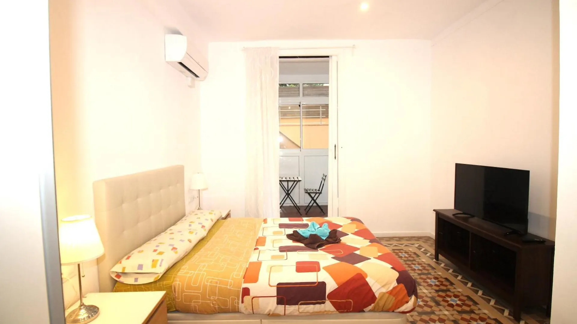 Bed & Breakfast Rooms Balmes Barcelona Spain