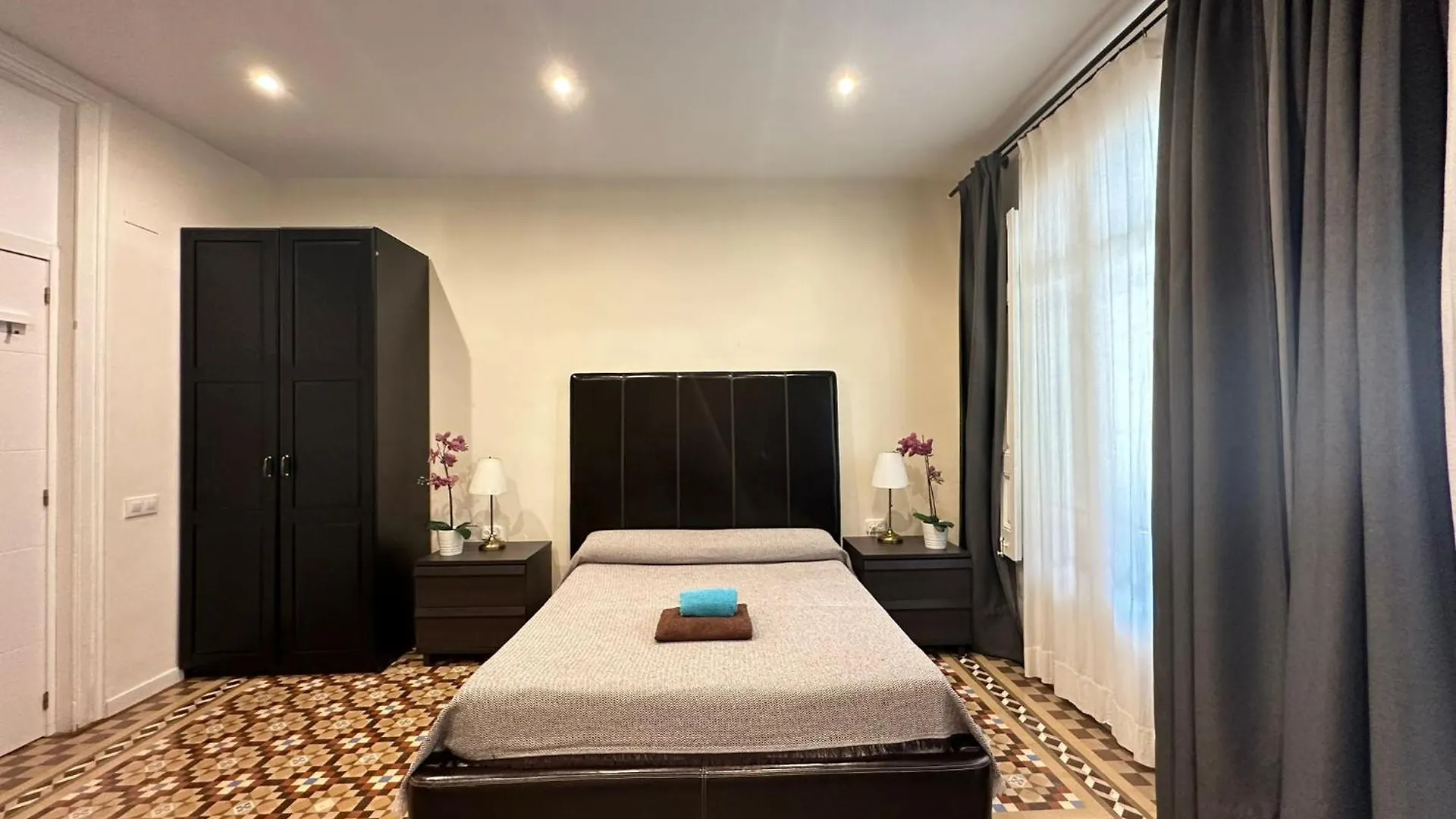 Rooms Balmes Barcelona Bed & Breakfast