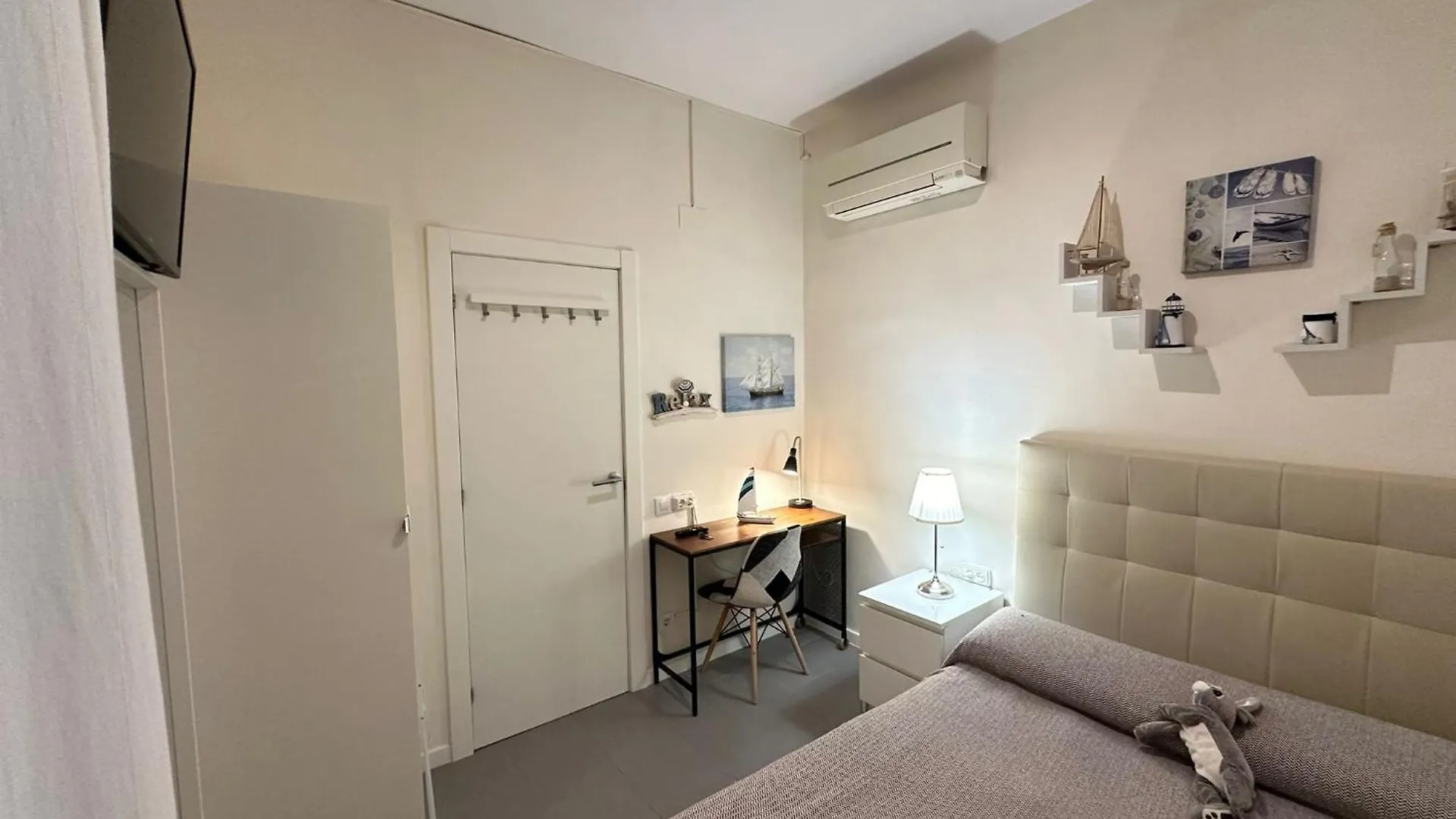 Bed & Breakfast Rooms Balmes Barcelona Spain