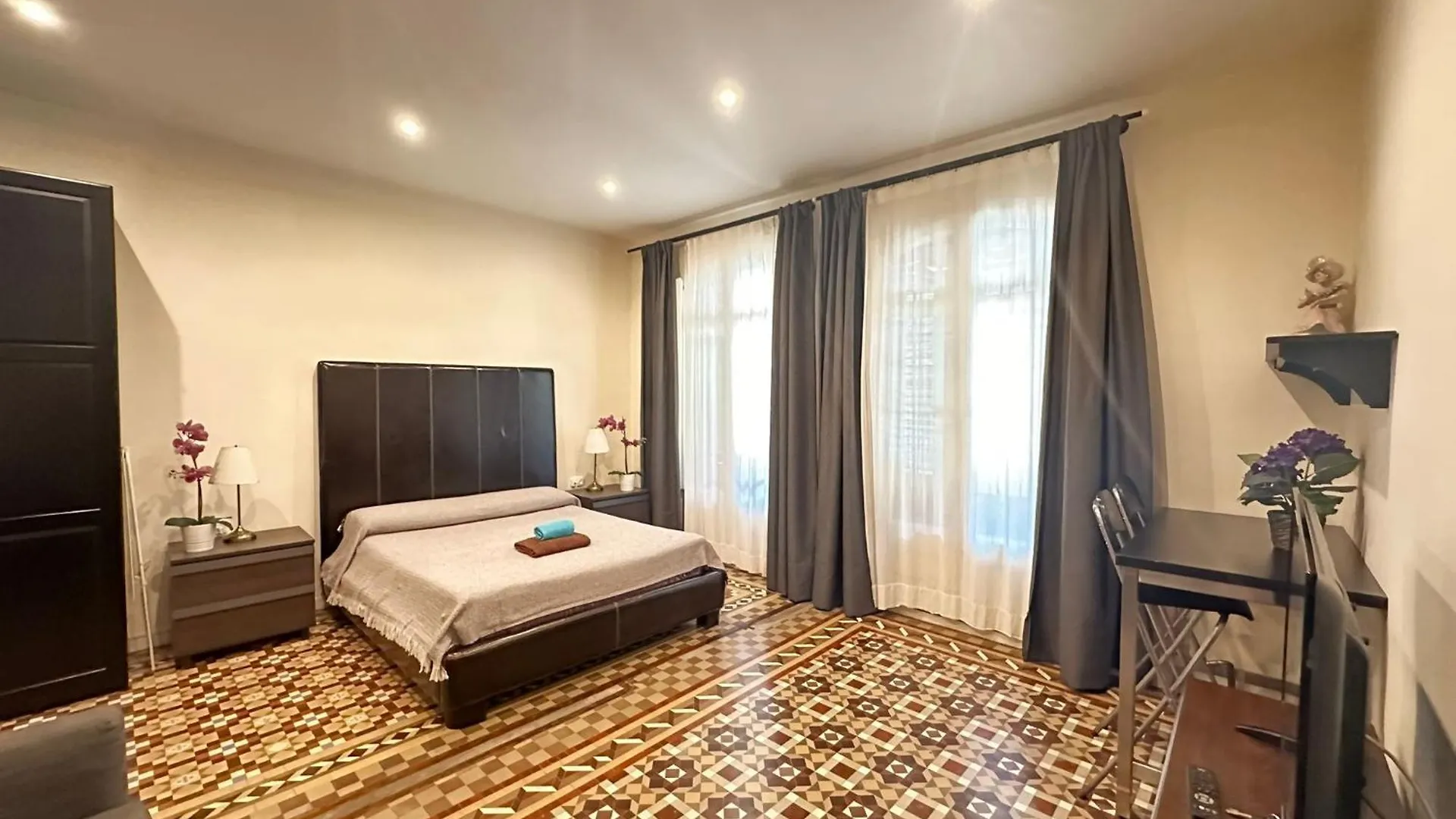 Bed & Breakfast Rooms Balmes Barcelona Spain